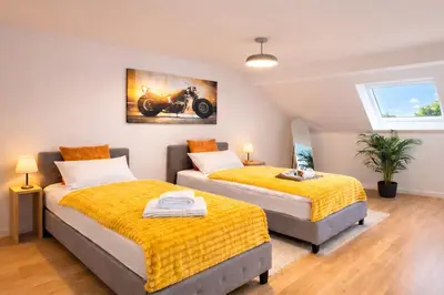 Ein Bett oder Betten in einem Zimmer der Unterkunft NewCityHome-3 Zi-Spacious Apartment Harley - Kaßberg - priv Parking