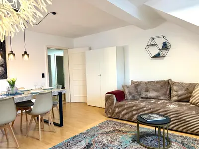 Ein Sitzbereich in der Unterkunft NewCityHome-3 Zi-Spacious Apartment Harley - Kaßberg - priv Parking