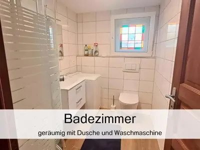 Ein Badezimmer in der Unterkunft Ferienwohnungen Bernsdorfer Straße Chemnitz - zentrumsnah, teilweise mit Balkon oder Terrasse, große Parkanlage - ideal für Familien, Paare und Geschäftsleute