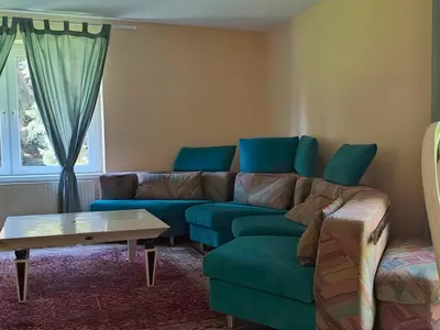 Ein Sitzbereich in der Unterkunft Ferienwohnungen Bernsdorfer Straße Chemnitz - zentrumsnah, teilweise mit Balkon oder Terrasse, große Parkanlage - ideal für Familien, Paare und Geschäftsleute