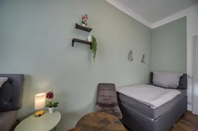 Ein Bett oder Betten in einem Zimmer der Unterkunft DresdenStay Blasewitz 3 Schlafzimmer Kamin PS4