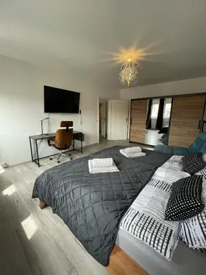 Ein Bett oder Betten in einem Zimmer der Unterkunft Helios Design Suite - Altbau DG mit Lift & Parkplatz - Elbe & Altstadt - S-Bahn nach Dresden