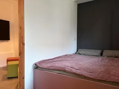 Ein Bett oder Betten in einem Zimmer der Unterkunft Quiet garden apartment with private sauna