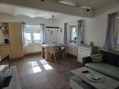 Ein Sitzbereich in der Unterkunft Ferienwohnung in Hilmersdorf