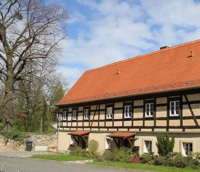 Das Gebäude in dem sich das Ferienhaus befindet