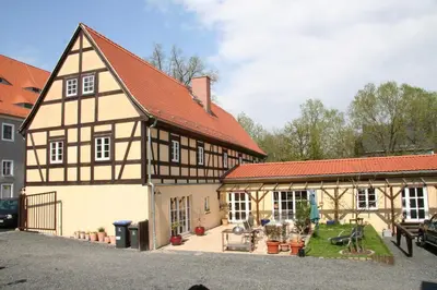 Das Gebäude in dem sich das Ferienhaus befindet