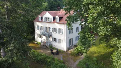 Ein Garten an der Unterkunft Villa im Park Wachwitzgrund - Große Ferienwohnung in EG der Villa