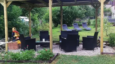 Ein Garten an der Unterkunft Sapana