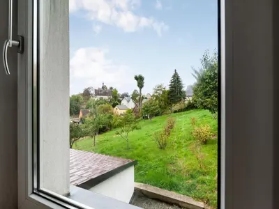 Ein Garten an der Unterkunft idyllische Ferienwohnung in Lichtenhain