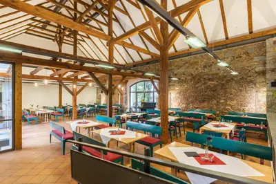 Ein Restaurant oder anderes Speiselokal in der Unterkunft Bildungsgut Schmochtitz