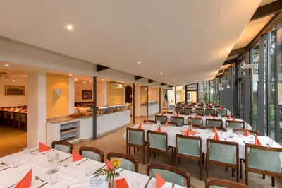 Ein Restaurant oder anderes Speiselokal in der Unterkunft Bildungsgut Schmochtitz