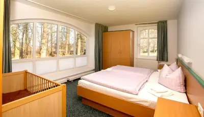 Ein Bett oder Betten in einem Zimmer der Unterkunft Bildungsgut Schmochtitz