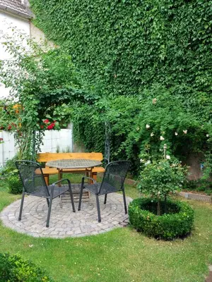 Ein Garten an der Unterkunft Pension Wehner