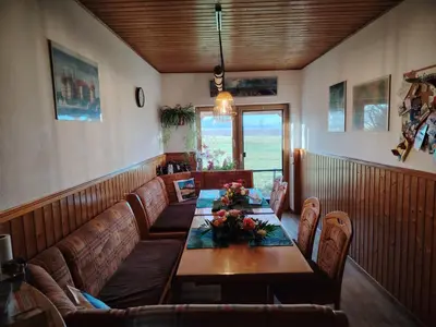 Ein Sitzbereich in der Unterkunft Gästehaus Schirner