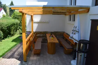 Ein Garten an der Unterkunft Pension Lachmann