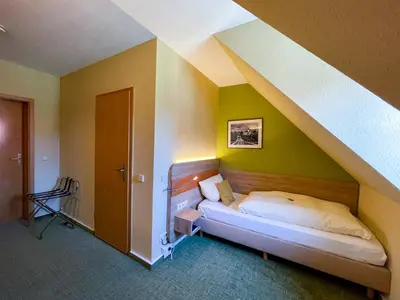 Ein Bett oder Betten in einem Zimmer der Unterkunft Altstadthotel 