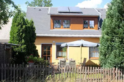 Das Gebäude in dem sich das Ferienhaus befindet