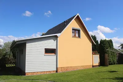 Das Gebäude in dem sich das Ferienhaus befindet
