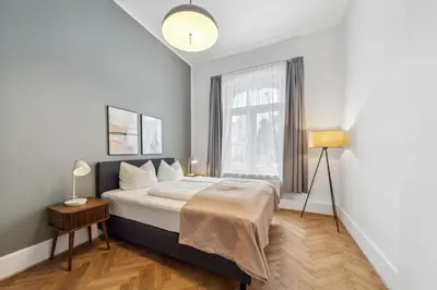 Ein Bett oder Betten in einem Zimmer der Unterkunft Limehome Dresden Antonstraße