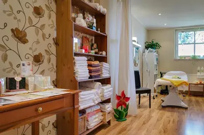 Ein Bett oder Betten in einem Zimmer der Unterkunft Panorama Berghotel Wettiner Höhe