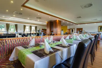 Ein Restaurant oder anderes Speiselokal in der Unterkunft Panorama Berghotel Wettiner Höhe