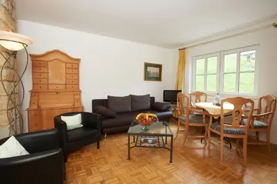 Ein Sitzbereich in der Unterkunft Apartments Erbgericht