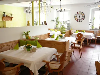 Ein Restaurant oder anderes Speiselokal in der Unterkunft Apartments Erbgericht