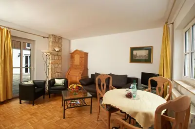 Ein Sitzbereich in der Unterkunft Apartments Erbgericht