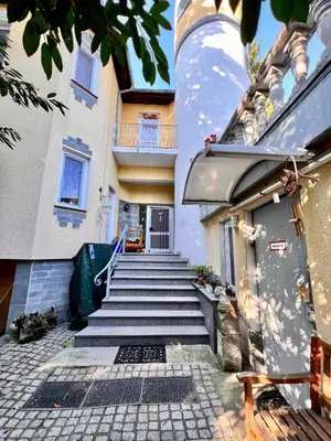 Das Gebäude in dem sich das Privatzimmer befindet