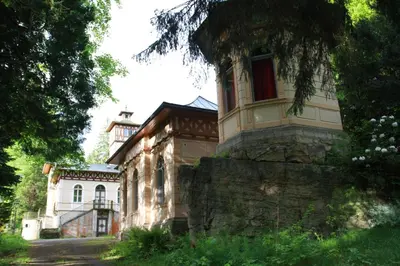 Das Gebäude in dem sich das Ferienhaus befindet