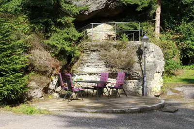 Ein Garten an der Unterkunft Ferienwohnung Jagdschloss Bielatal