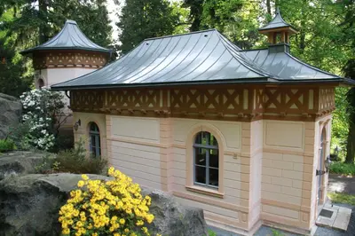Ein Garten an der Unterkunft Ferienwohnung Jagdschloss Bielatal
