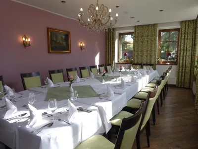 Ein Restaurant oder anderes Speiselokal in der Unterkunft Hotel & Restaurant Kleinolbersdorf