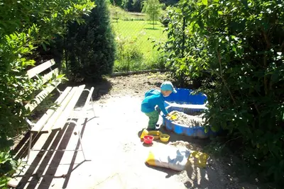 Ein Garten an der Unterkunft Holzhaus 
