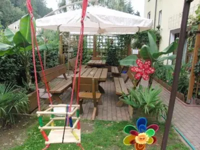 Ein Garten an der Unterkunft Pension Strohbach