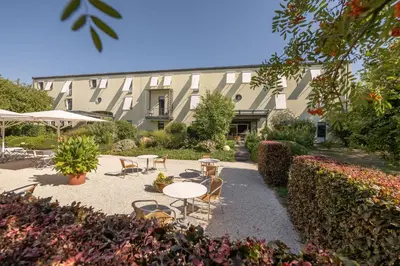 Ein Garten an der Unterkunft Hotel Moritz an der Elbe
