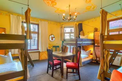 Ein Bett oder Betten in einem Zimmer der Unterkunft Hostel Lollis Homestay Dresden