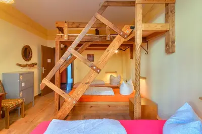 Ein Bett oder Betten in einem Zimmer der Unterkunft Hostel Lollis Homestay Dresden
