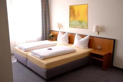Ein Bett oder Betten in einem Zimmer der Unterkunft Hotel Leipziger Land