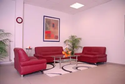 Ein Sitzbereich in der Unterkunft Hotel Leipziger Land