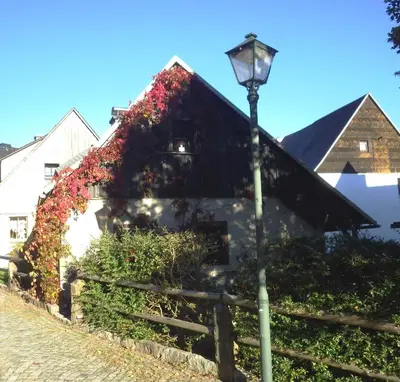 Das Gebäude in dem sich das Ferienhaus befindet