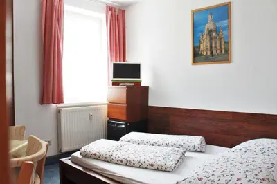 Ein Bett oder Betten in einem Zimmer der Unterkunft Pension Pieschen Dresden