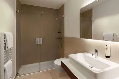 Ein Badezimmer in der Unterkunft Amedia Plaza Dresden, Trademark Collection by Wyndham