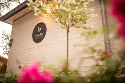 Ein Garten an der Unterkunft Little Suite Apartments
