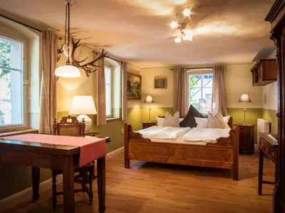 Ein Bett oder Betten in einem Zimmer der Unterkunft Das Forsthaus Hotelapartments