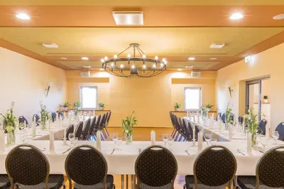 Ein Restaurant oder anderes Speiselokal in der Unterkunft Landhotel Sonnenhof