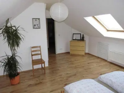 Ein Bett oder Betten in einem Zimmer der Unterkunft Sehr schöne 4 Raum Maisonette-Fewo mit 110qm + Balkon + zentral & preiswert - T7