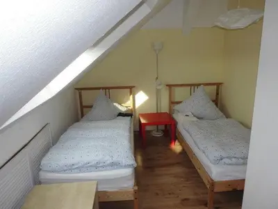 Ein Bett oder Betten in einem Zimmer der Unterkunft Sehr schöne 4 Raum Maisonette-Fewo mit 110qm + Balkon + zentral & preiswert - T7