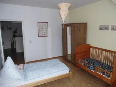 Ein Bett oder Betten in einem Zimmer der Unterkunft Sehr schöne 4 Raum Maisonette-Fewo mit 110qm + Balkon + zentral & preiswert - T7