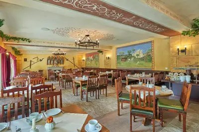 Ein Restaurant oder anderes Speiselokal in der Unterkunft Hotel Elbparadies